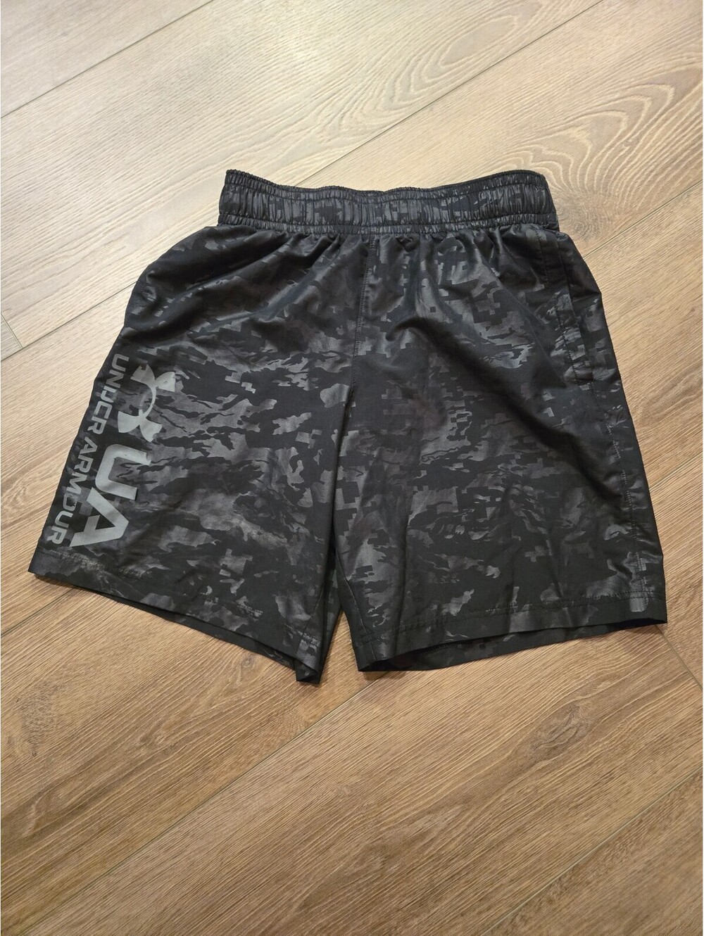 Mens UA black shorts